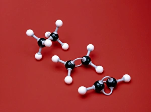 Drucke von Ethan, ethen und ethyn Moleküle. Molmodelle von Ethan (C2H6, ober links), einem Alkan, Ethen (C2H4, mittig), einem Alken und Ethyn (C2H2), einem Alkyne Bilder Datiert 2003 Dezember: Ethan und Ethenmoleküle sowie Ethyne-Moleküle