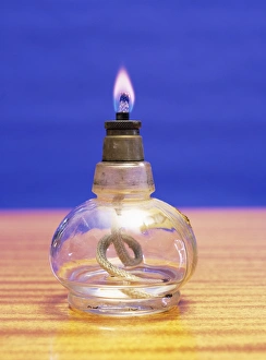 Drucke von Der Ethanolflamme. Die Flamme brennt auf einem Wickel, der im Alkohol getaucht ist Bilder Datiert 2004 September: Alkoholflamme