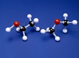 Drucke von Ethanol und methoxy-methan-Moleküle. Molekularmodelle von Ethanol (CH3.CH2.OH, links) und methoxy-methan (CH3.O.CH3). Beide Verbindungen enthalten die gleichen Atome in unterschiedlichen Anordnungen Bilder Datiert 2003 Dezember: Moleküle von Ethanol und Methoxy-methan