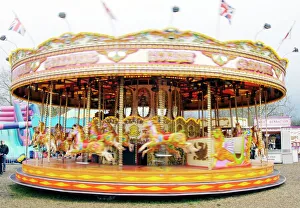 Drucke von Riesenrad am Volksfest, Zeitbelichtungsbild eines Karussells im Vergnügungspark Vintage-Poster: Weltfairschauwagen