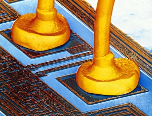 Bilder aus dem Jahr 1987: Falschfarbige SEM-Verbindungsdrähte auf Silizium