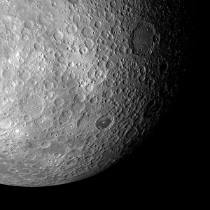 Drucke von Die dunkle Kraterkante zur unteren Rechten ist der Crater Tsiolkovsky, der nur halb mit Lava gefüllt war nach dem Aufprall Bilder Datiert 2011 Dezember: Andersseite des Mondes, Kunstwerk