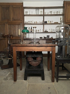 19th Century Science Equipment Drucke: Faradays laboratory