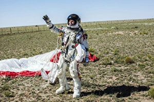 Bilder Datiert 2014: Felix Baumgartner nach dem freien Fall
