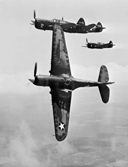 Drucke von Flugzeugpilotenausbildung der US-Luftwaffe: Bildung von P-40 Warhawk Kampfflugplänen während eines Trainingsfluges. Der Führungsplane peelt ab für den Angriff Bilder Datiert 2012 Dezember: Flugzeugpilotenausbildung im Jahr 1943