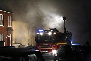 Firefighting Equipment Drucke: Fire engine attending a house fire C016 / 5337
