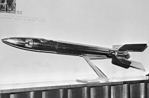 Drucke von Erstes sowjetisches Flüssigtreibstoffraketenmodell auf einer Ausstellung zu sehen. Das Raketenmodell gehört zum Zeitpunkt der Geschichte des Raketensports Bilder Datiert 2008 Mai: Erster sowjetischer Dampfreakturmmissile