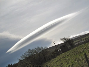 Cumulonimbus Clouds Drucke: Flying saucer cloud