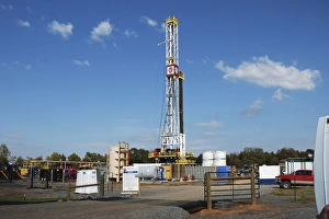 Drucke von Frackingsbohrmaschine. Fracking oder hydraulische Spaltung ist ein Bohrtechnik zur Gewinnung von Gas aus Schieferablagerungen Bilder Datiert 2013 August: Bohrmaschine zum Fraktionsbohren C016/8129
