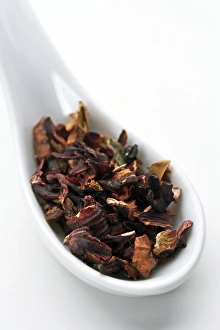 Fruit Tea Drucke: Fruit tea in a ceramic spoon