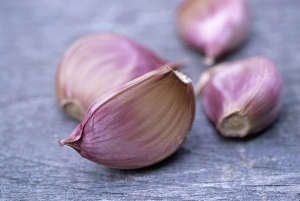 Wooden Surface Still Life Drucke: Garlic cloves