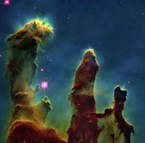 Drucke von In der Hügelnebela (M16) befinden sich Gaskolben unter dem Sternenhimmel, das von der Raumteleskopkamera des Hubble-Space-Telescopes fotografiert wurde Wissenschaftliche Poster: Gasmastere im Eulenspiegelnebel