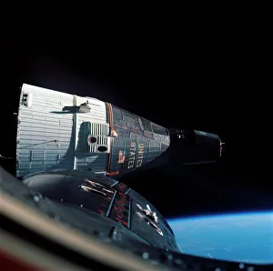 Drucke von Gemini 7 in Orbit, gesehen vom Gemini 6A-Raumschiff während Rendezvous-Manöver. Diese beiden Raumschiffe starteten getrennt, Gemini 7 am 4. Dezember 1965 und Gemini 6A am 15. Dezember 1965 Weltraumdrucke: Gemini 7 in Orbit.