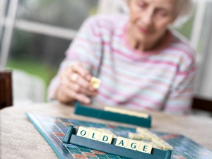 Drucke von MODELL FREIGEBEN GESETZLICH VERBUNDEN - Älterenpflege. Eine 83-jährige Frau spielt Scrabble Bilder Datiert 2006 September: Alterspflege