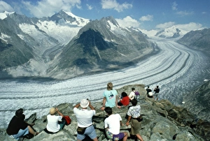 Drucke von Eisberg. Blick über eine eiszeitliche Talfelder. Die dunklen Streifen auf dem Eis sind gut definiert mediale (oder zentrale) Moränen Bilder Datiert 2000 Oktober: Glacier