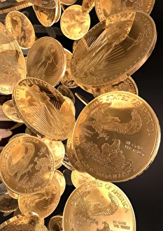 Drucke von Goldmünzen. Computerskizze einer Überzahl von fünfzig US-Dollar-amerikanischen Gold-Eagles Münzen. Die Vereinigten Staaten begannen, Gold-Amerika-Falkner ab 1. Januar 1986 zu prägen Bilder Datiert 2008 April: Münzen aus Gold, Computerkunstwerk
