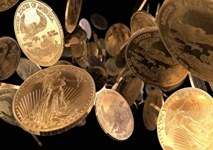 Drucke von Münzen aus Gold, Computerkunst einer Überzahl von fünfzig US-Dollar-amerikanischen Gold-Eagles-Münzen. Die Vereinigten Staaten der Amerika begannen mit Ausgabe von Gold-Amerika-Falken im Jahr 1986 Bilder Datiert 2008 April: Münzen aus Gold, Computerkunstwerk