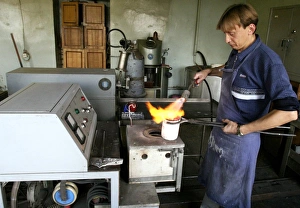 Jewellery Manufacturing Process Drucke: Gold foundry