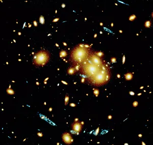 Bilder Datiert 19. Januar 2004: Gravitationslinsen durch einen Galaxienhaufen