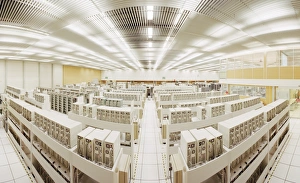 Drucke von Grid-Supersupercomputer. Fischaugen-Linsen-Blick auf ein Zimmer voller Computer, das eine PC-Farm mit enormer Rechenleistung bildet Bilder Datiert 2003 September: Rechenzentrum-Grid-Farm