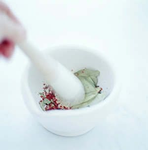 Bay Leaves Drucke: Grinding herbs