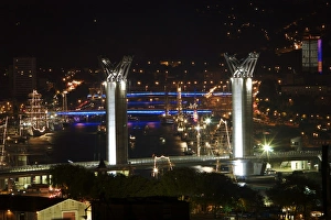 Drucke von Brücke von Gustave Flaubert bei Nacht. Diese vertikale Hebelbrücke schließt die Seine über Rouen in der oberfranzösischen Normandie mit und wurde im September 2008 eröffnet Gustave Flaubert Drucke: Brücke Gustav Flauberts in der Normandie, Frankreich C017/7933