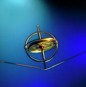 Bilder, datiert 2004: Drehender Gyroskop auf einem Stück Seil