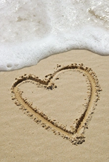 Romantic Beach Scene Drucke: Heart-shape drawn in sand
