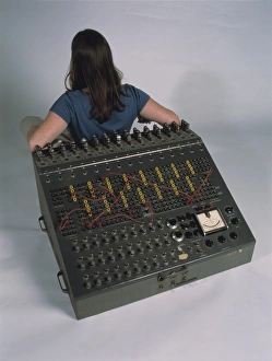 Drucke von Heathkit H-1 Heimbauscomputer mit einer Person hinter ihm auf der Ausstellung im Computer History Museum (USA). Der H-1 war das erste Heimbaukomputer Bilder Datiert 2002 Juli: Heathkit H-1 Analog Computer