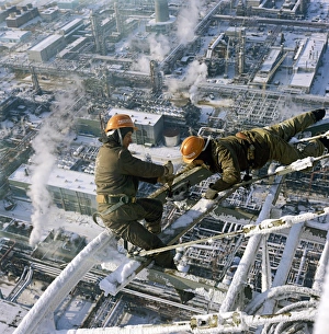 Drucke von Hochofenbauarbeiten stattfinden. Arbeiter bauen ein hochofter Industriebauwerk. Im Hintergrund ist die Astrachaner Raffinerie zu sehen Bilder Datiert 2007 August: Hochofen-Bauproduktion