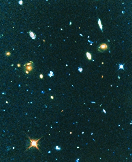 Bilder, datiert 1995: Hubble-Bild von entfernten unregelmäßigen blauen Galaxien