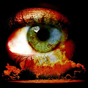 Bilder Datiert 28. Februar 2013: Menschliches Auge und nukleare Explosion.