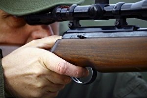 Man With Gun Drucke: Huntsman aiming