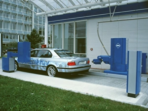 Bilder Datiert 22. August 2001: Wasserstoffauto