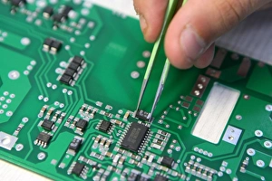 Electronic Component Installation Drucke: Installing component on circuit board C015 / 6183
