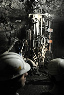 Mining Industry Equipment Drucke: Installing a wall support in a mine C018 / 2353