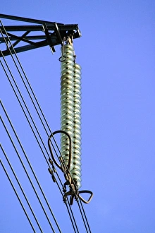 Drucke von Isolatoren auf einem Strommast. Diese verhindern, dass das Elektrizität durch den Metallrahmen des Mastes fließen können Bilder Datiert 2006 August: Isolatoren auf einem Strommast