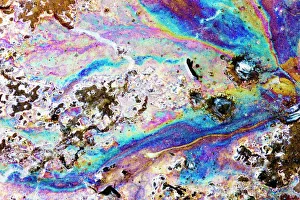 Drucke von Störungsmuster von Farben, die durch Licht reflektiert wird, das über eine dünne Schicht Öl auf Wasser schlägt Bilder Datiert 2009 Januar: Störungsmuster von Öl auf Wasser