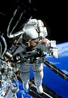 Drucke von Internationale Raumstation Astronaut. Der Astronaut Michael Lopez-Alegria arbeitet auf der Internationalen Raumstation (ISS). Einige Solaranlagen hinter ihm sind über die Erde zu sehen Bilder Datiert 2002 November: Rettungsastronaut der Internationalen Raumstation