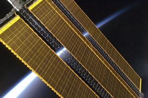 Drucke von Solaranordnung der ISS, Luftglanz über dem Horizont des Erdes sichtbar hinter einer Reihe von Solarpaneleien auf der Internationalen Raumstation. Die Aufnahme wurde am 4 Bilder Datiert 2010 Juni: Solarelement der ISS