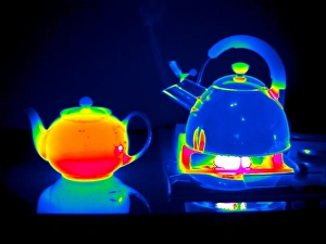 Drucke von Kessel und Teepot. Thermogramm eines Kessels beim Heizen auf einem Gasofen neben einer mit heißem Wasser gefüllten Teetasse Bilder Datiert 2010 Mai: Kaffeekanne und Teepot, Thermograph