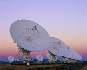Große Antennen des Very Large Arrays am Abend