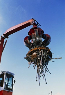 Bilder, datiert 1999: Großer Elektromagnet im Einsatz bei einem Schrottplatz