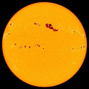 Drucke von Sonnenflecken. Bild eines enormen Sonnenfleckengruppes (dunkel, mittig oben) auf der Oberfläche des Sonnes Bilder Datiert 2003 Mai: Große Sonnenfleckengruppe