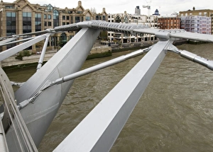 River Thames Bridges Drucke: Lateral suspension cables