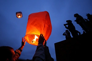 Chinese New Year Traditions Drucke: Launching wish lanterns