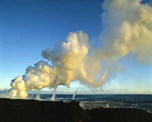 Hawaiian Volcanic Landscape Drucke: Lava and steam clouds