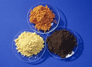 Drucke von Leadoxide auf Gläsern. Die Farben zeigen die Differenz der Oxidationszustand des Leids in Lead(II)-oxid(PbO gelb), Lead(III)-oxid(Pb203 orange) und Lead(VI)-oxid (PbO2 braun) Bilder Datiert 2004 September: Führoxeide
