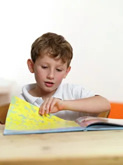 Drucke von MODELL FREIGEBEN. Lernen zu lesen, ein sechsjähriger Junge lernt zu lesen Bilder Datiert 2011 Februar: Das Lesen lernen