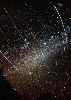 Drucke von Leonidar Meteore. Optisches Zeitbelichtbild von Leonidar Meteoren gegen ein Sternfeld mit der Milchstraße als Band im Zentrum Bilder Datiert 2002 April: Leonids Meteoren